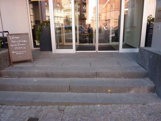 Terrasse zu gelangen. Der Bürgersteig steigt so an, dass man über die Terrasse stufenlos zum Haupteingang gelangt. Schwelle/Stufe/Treppe (Version 2.