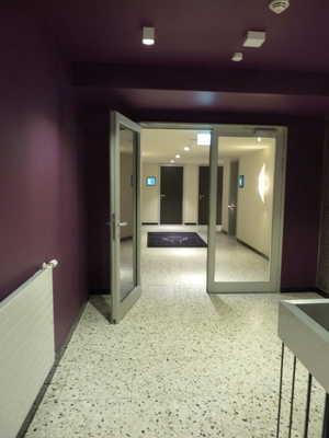 Toilette für Menschen mit Behinderung Tür im Flur UG Art der Tür / des Durchgangs: Zweiflügel Glastüren sind nicht mit