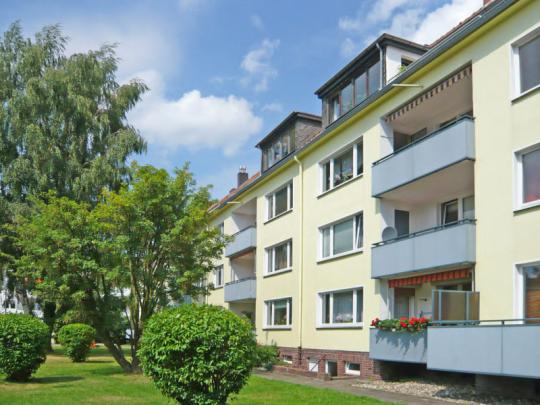 Objektbeschreibung: Die charmante Dachgeschosswohnung liegt in einer ruhigen Seitenstraße in Düsseldorf-Holthausen. Eine ruhige Lage mit guter Infrastruktur.