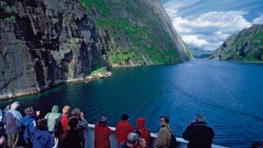 Vorbei an steilen Felsformationen und ursprünglichen Landschaften geht es u. a. hinein in den atemberaubenden Geirangerfjord und den faszinierenden Trollfjord.