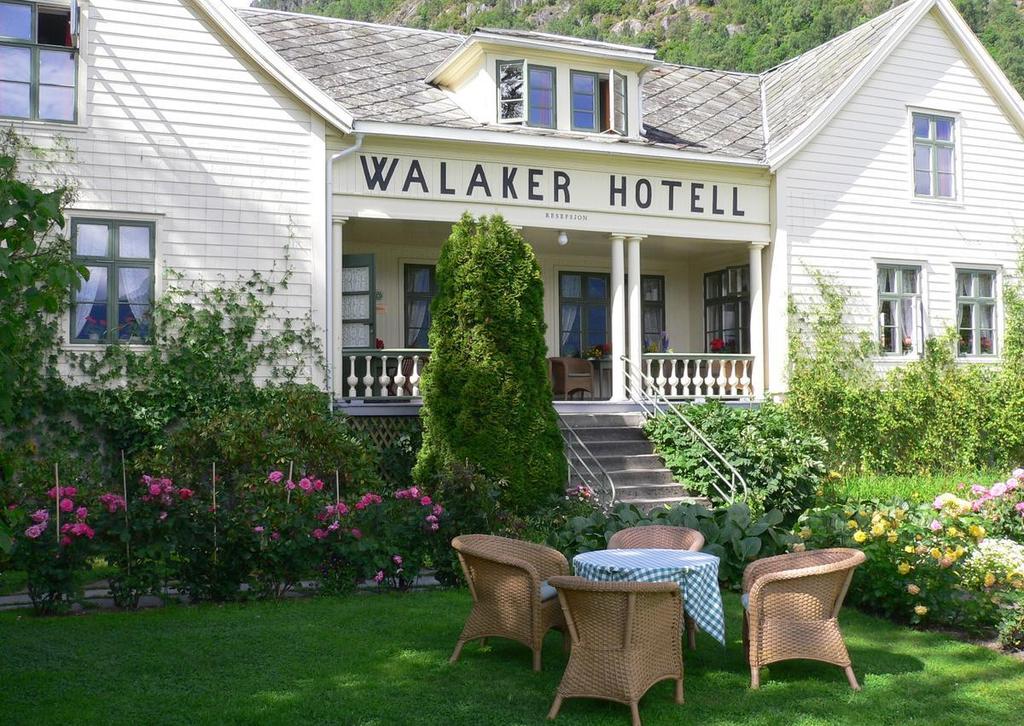 Hotel Walaker in Solvorn Diese Unterkunft ist 1 Gehminute vom Strand entfernt. Das älteste Hotel Norwegens, schon in der 9. Generation familiengeführt, stammt aus dem Jahr 1640.