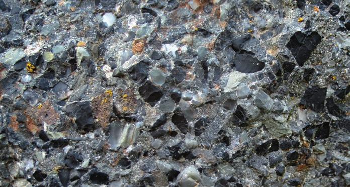 Wurstkonglomerat FRANKENWALD Sehr grobkörniges Sedimentgestein mit zentimetergroßen Geröllen und Gesteinsbruchstücken Karbon 335 Das Gestein entstand aus Schuttlawinen, die von den Flanken des