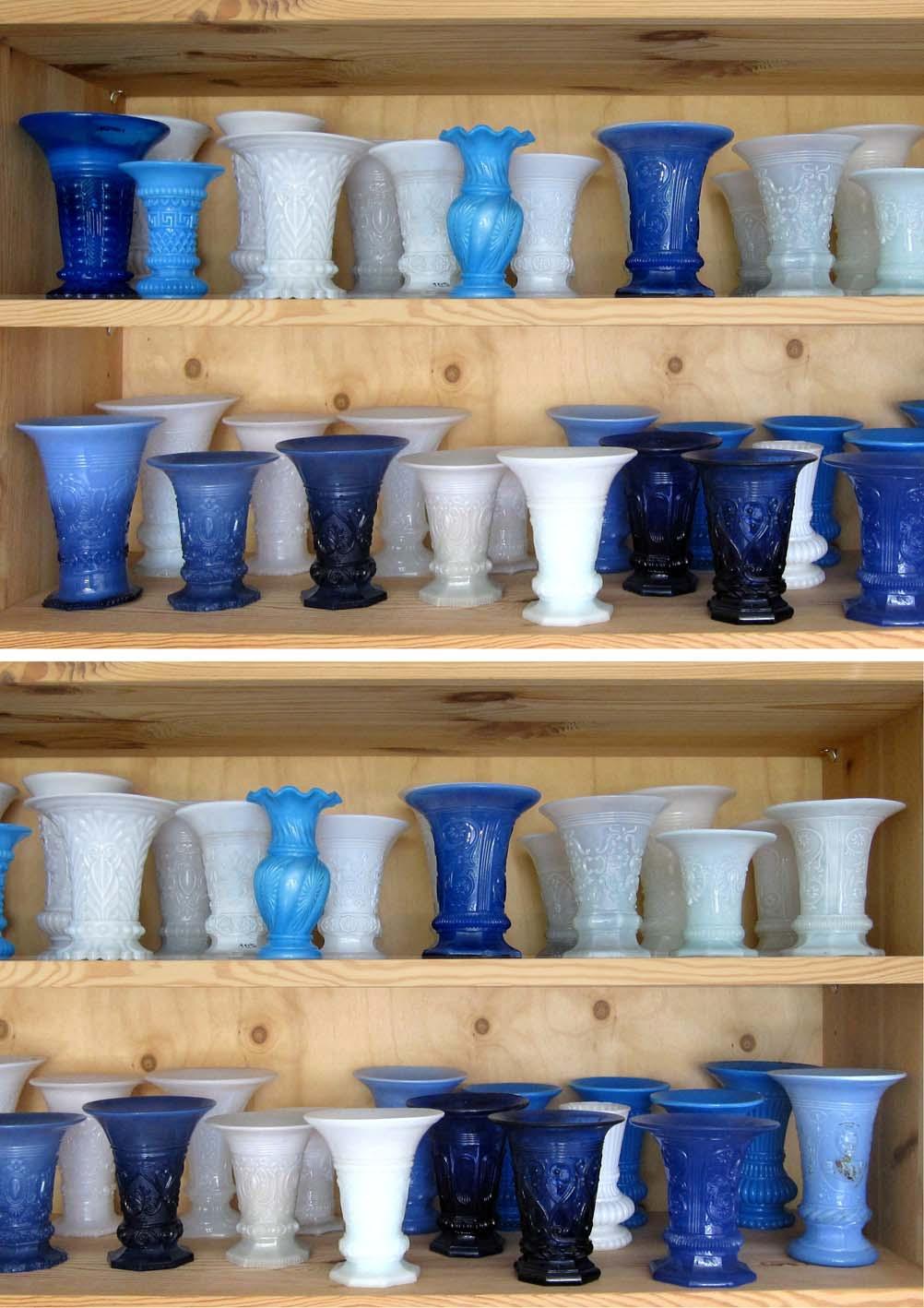 Abb. 2011-3/112 Jasmin-Vasen, opak-weiß, weiß opalisierend, blau, opak-kobaltblau, Hersteller unbekannt, Frankreich, vor / um 1830 Sammlung SG