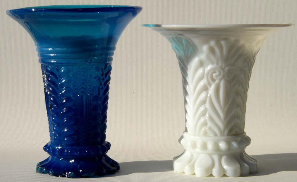 Abb. 2005-4/022 Jasmin-Vase mit Blättern, Sechsecken und Winkeln, mit Abriss, form-geblasenes opak-blaues Glas, H 15,6-16,0 cm,