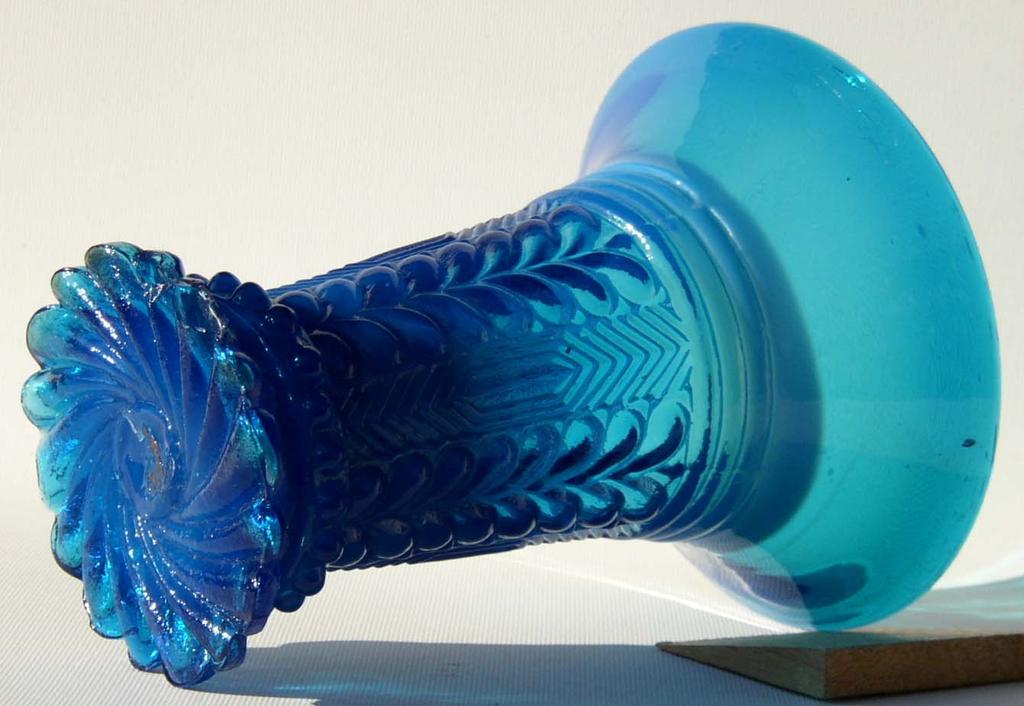 Abb. 2005-4/020 Jasmin-Vase mit Blättern, Sechsecken und Winkeln, mit Abriss, form-geblasenes opak-blaues Glas, H