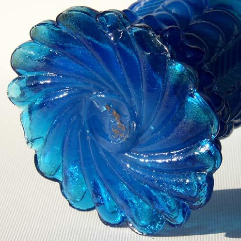 2005-4/021 Jasmin-Vase mit Blättern, Sechsecken und Winkeln, mit Abriss, form-geblasenes opak-blaues Glas, H 15,6-16,0