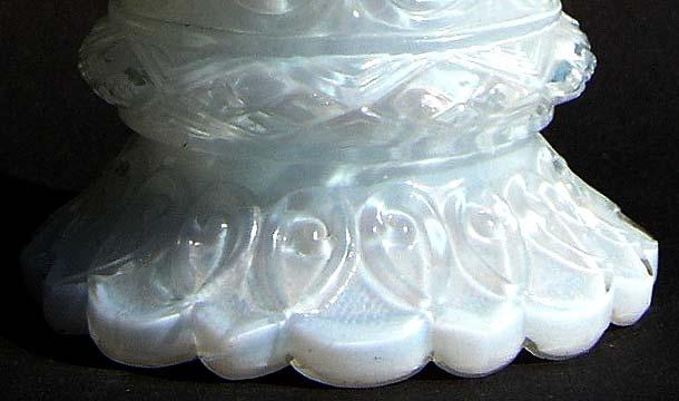 2008-3/094 Jasmin-Vase mit Palmetten und Ranken, Grund Sablée Fuß mit spiralig verdrehten Rippen auf dem Boden runde Scheibe mit roh belassenem Abriss opalisierendes, opak-weißes, form-geblasenes