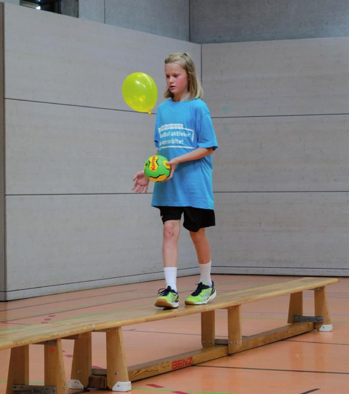 Ballkoordination Bank 2 Langbänke 1 Handball (Größe 0) 1 Luftballon 1 Stoppuhr Der Spieler läuft vorwärts über zwei hintereinander mit der Sitzfläche nach oben aufgestellte Langbänke.