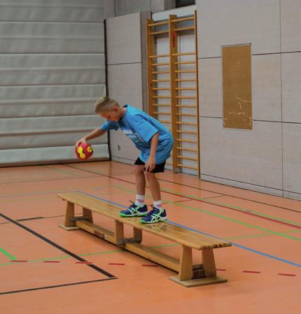 Ballkoordination Wand 1 Langbank 1 Handball (Größe 0) Eine Langbank steht parallel mit dem Abstand von 3 Metern zur Wand.