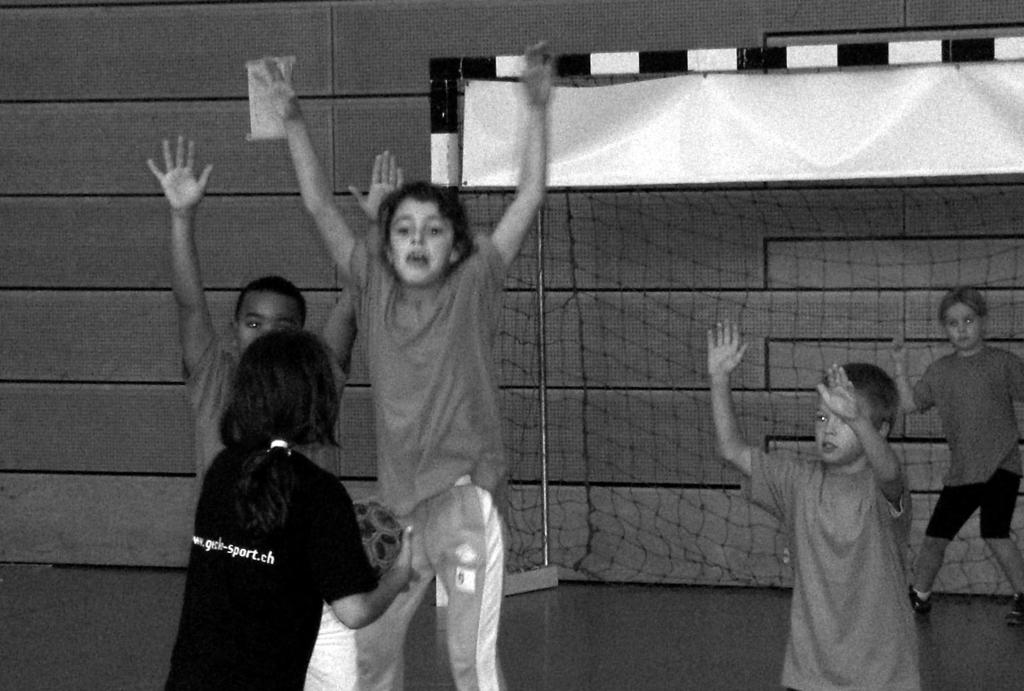 Lattechrüz Mai 15.5.2008 11:24 Uhr Seite 13 Minis U9 Fanatisch nach Handballspielen seien seine Kids, so Trainer Raphael Merkofer.
