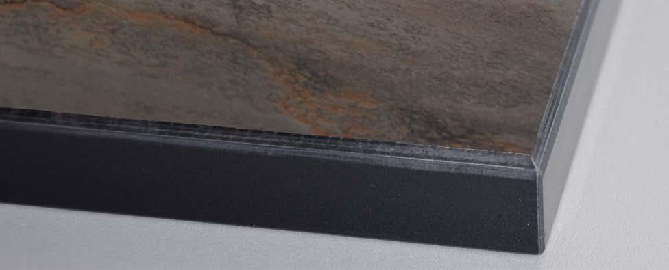 SIBUGLAS selbstklebend auf Holzträger Klebstoffabdeckung abziehen und auf Holzträgerplatte aufkleben (Gummiroller) - kein Gegenzug notwendig. Auf Endformat zuschneiden und Kanten aufbringen.