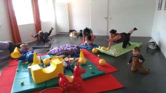Die Kinder werden bei verschiedenen Übungen mit einbezogen oder erkunden den Raum und spielen, während ihr trainiert. Mitmachen können alle Mamis, deren Kinder ca. 1-3 Jahre alt sind.