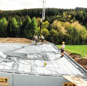 Montage der Doppelwände, Elementdecke, Fertigtreppen, sonstiger Fertigteile. E-Installation verbinden und kontrollieren.