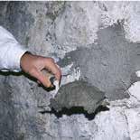 Der mit Salzen gesättigte Fugenmörtel wird bis zu einer Tiefe von 2 cm mit RÖFIX 648 Porengrunputz ersetzt.