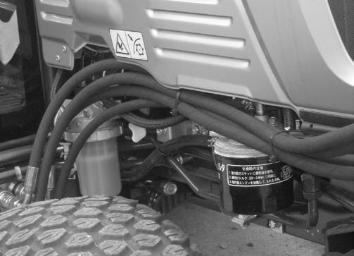 Montage Befestigung mit Kabelbindern Bild 21: Schlauchverlegung nach hinten Da der Traktor einen sehr großen Lenkeinschlag hat, kann es sein, dass das Rad nahe an die Hydraulikschläuche herankommt.