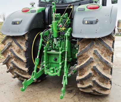 Schleppertest Hubkraft und Hubkraftbedarf John Deere 6250R: Die rote Kurve zeigt die Hubkraft (90 % des Maximalwertes) als durchgehende Hubkraft an den Koppelpunkten der Unterlenker.