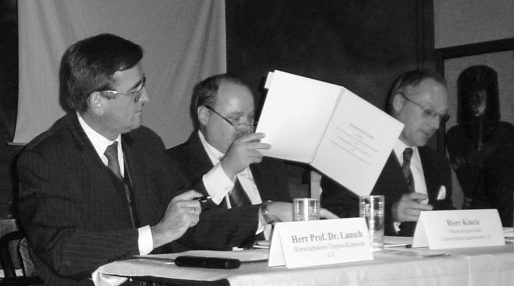Dezember 2004 Seite 11 Kooperationsvertrag mit der FHTW unterzeichnet Auf einer Veranstaltung am 20. Oktober in den Spreehöfen begrüßten der Wirtschaftskreis Treptow-Köpenick e.v. und der Oberschöneweider nternehmerstammtisch e.