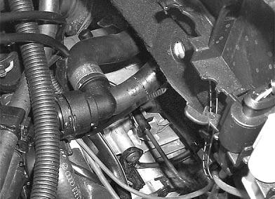 Heizgerät vormontieren Wasserschläuche vormontieren bei Fahrzeug mit Schaltgetriebe - Von dem im Lieferumfang enthaltenen Wasserschlauch Schlauchstücke wie dargestellt abtrennen: Abschnitt x 70 mm +