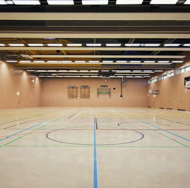 Sport IGS Holweide, Sporthalle Im Rahmen der Fassadensanierung musste die Stahlkonstruktion sehr umfangreich ausgetauscht und ergänzt werden.