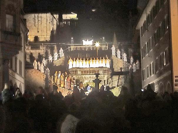 Einige von uns lassen sich die Gelegenheit nicht entgehen und besuchen in der Altstadt......noch das traditionelle Sternensingen: Eine schicht-schöne Weihnachts-Stimmung.