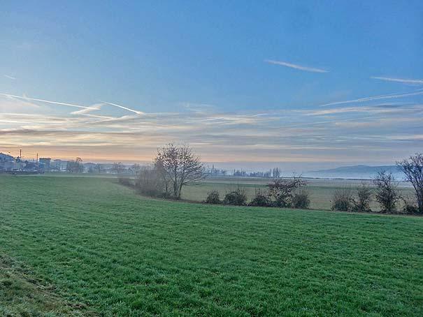 .....vollends im Nebel steckt, dazwischen güxelt Hurden (Bildmitte) wie eine Nebelinsel