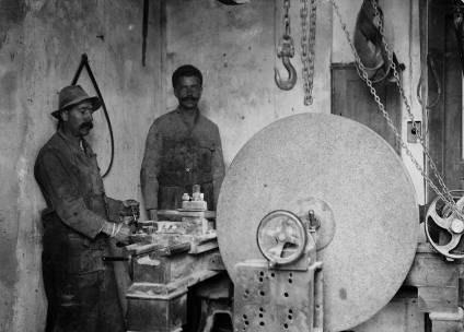1919 Die Marke Tyrolit wird bei der Gewerbe- und Handelsbank Innsbruck für die Produktion eigener Trenn- und Schleifwerkzeuge eingetragen.