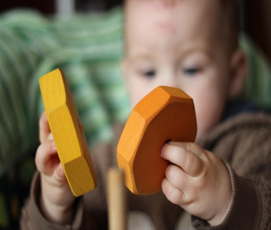 Sensomotorische Übungsspiele Der Säugling und das Kleinkind erproben aus Neugierde die Eigenschaften