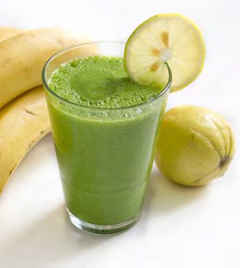 at) Zubereitung Für den grünen Smoothie zuerst die Banane schälen. Spinat waschen. Banane und den Apfel in kleine Stücke schneiden. Zitronensaft auspressen.