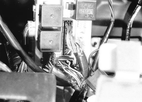 K/87a mit Leitung blau (/) zur Fahrzeugsicherung verbinden mit Klimaanlage - poligen Stecker (/) am Gebläsemotor abziehen - Leitung blau (/,6) ca.