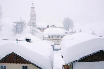 S t e f a n : W e t t e r b i l a n z 2 0 1 4 i n K ä r n t e n 177 Abb. 4: Große Schneemassen türmten sich Ende Jänner bzw. Anfang Februar 2014 in Oberkärnten, wie hier in Maria Luggau (Lesachtal).