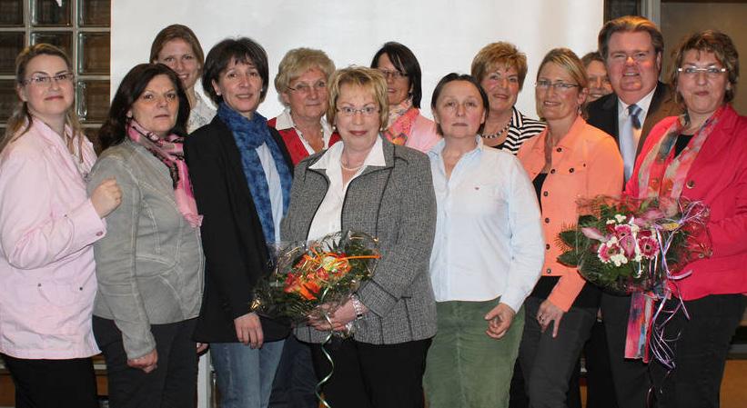 Klaus Voussem und der neue Vorstand der Frauen Union Stadtverband Euskirchen, geleitet von der neuen Vorsitzenden Inge Gippert.
