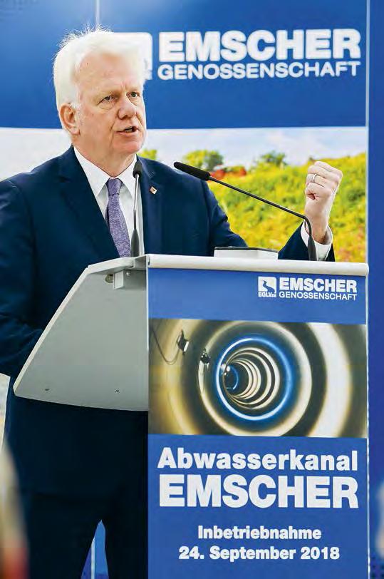 FRÜCHTE DES EMSCHER-UMBAUS ERNTEN Titelstory 16 Herr Sierau, die Inbetriebnahme des Abwasserkanals Emscher (AKE) wird als bislang größter Meilenstein im Zuge des Emscher- Umbaus beschrieben.