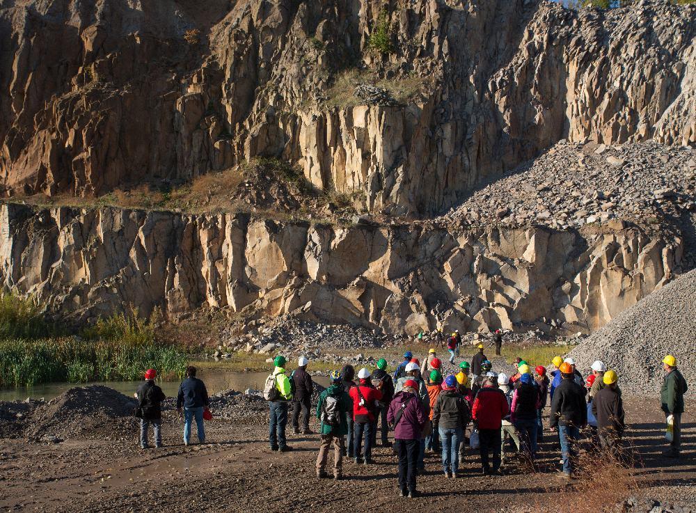 Abbildung 5. Gruppe auf der unteren Steinbruchsohle, oben rechts Basalt-Platten, rechts hinter dem Haufen von gebrochenem Basalt war viel Montmorillonit in den Klüften zu finden. Foto: C.