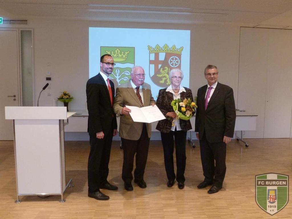 Ernst Engelmann vom Land geehrt Vor zwei Wochen wurde unser Sportkamerad und Ehrenmitglied Ernst Engelmann für sein ehrenamtliches Lebenswerk ausgezeichnet.