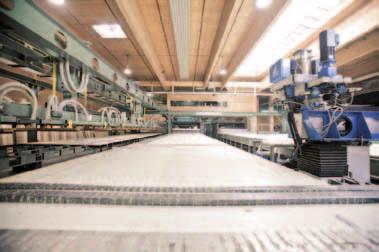 Da der Pressdruck bei der Herstellung von KLH Massivholzplatten mit 0,6 N/mm² um das 6fache höher ist als bei der Produktion