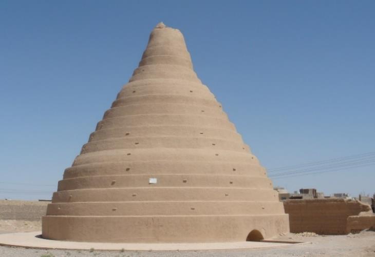 29.4.: Yazd Yazd, Provinzhauptstadt am Rande der iranischen Zentralwüste. Die größtenteils aus Lehmziegeln erbaute Oasenstadt besteht seit dem dritten Jh.n.Chr.