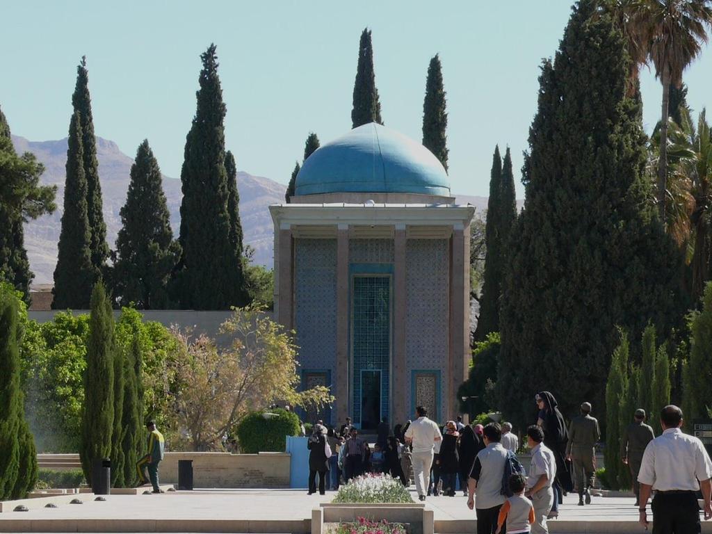 1.5.: Shiraz 3. Kochevent) Shiraz ist eine liebens- und lebenswerte Stadt, die uns Anlass bietet, über die reiche persische Dichtkunst zu sprechen.
