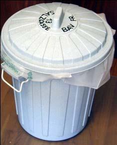 Der Bio Eimer für kompostierbare Küchenabfälle Kompost kann nur so gut wie seine Ausgangsstoffe sein: Bitte darauf achten, dass keine Fremdstoffe wie Glas, Kunststoffe, Problemstoffe etc.