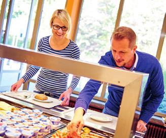 Speisen und Getränke Wir bieten Ihnen eine abwechslungsreiche Pausenverpflegung mit Gebäck, Kuchen, belegten Brötchen, Obst und Joghurt, dazu Kaffee, Tee und Kaltgetränke.