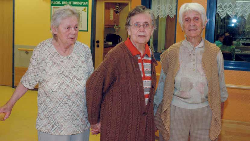 6 Auf der Demenzstation der Heimstätte Ohlenhof Sie sind immer unterwegs, die drei Damen der Pflege 1.