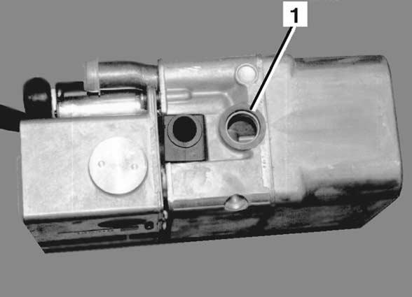 Strebe (8/) oben mit Schraube M6x0 (8/), Federring und Distanzscheibe 5 mm dick (8/) in vorhandener Einschweißmutter befestigen Kabelbaum am Heizgerät montieren - -poligen Stecker X5 (9/) und