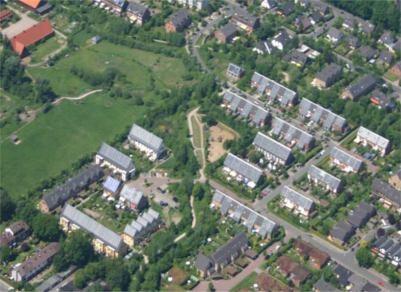 Luftaufnahme Standort Hamburg-Bramfeld Wohneinheiten 124 RH Heizwärmebedarf ca. 70 kwh/m²a Wohnfläche 14.800 m² Kollektorfläche 2.
