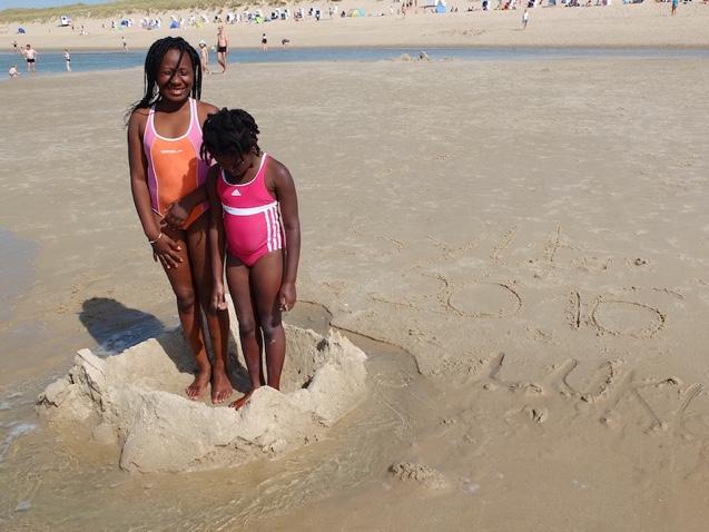 Besonders die jüngeren Kinder genossen den weichen Sand und die rauschenden Wellen -