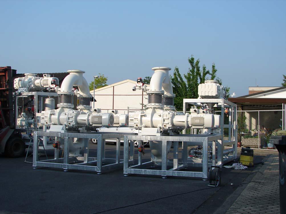 6. Vakuumerzeuger für die Extruderentgasung Installiertes Saugvermögen: 2 x 15.500 m³/ h= 31.000 m³/ h Endvakuum < 0,5 mbar absolut.