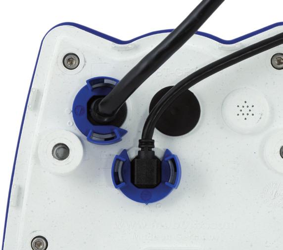 Als Zubehör sind bei MOBOTIX-Patchkabel in unterschiedlichen Längen verfügbar (1 m, 2 m, 5 m und 10 m) Ethernet-Patchkabel MiniUSB-Kabel Kabelarretierung anbringen Kabel in die Aufnahme der Kamera