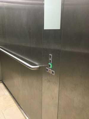 Toilettenstühle, Infusionsständer, Massageliegen, zwei Medizin-Kühlschränke Aufzug Südflügel: Bettenaufzug