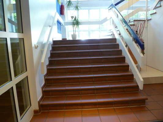 Es sind keine taktilen Informationen zum Stockwerk am Anfang und am Ende der Treppenläufe vorhanden. Es sind keine kontrastreichen Stufenflächen vorhanden.