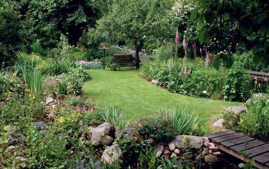200 qm naturnah gestalteter Garten mit gemischten Stauden- und Rosenbeeten, in dem sich ein kleiner Bachlauf schlängelt.
