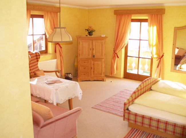 Zimmer: Das Hotel Eichenhof**** verfügt über 12 Deluxe-Doppelzimmer mit Balkon / Terrasse, 10 Komfort- Doppelzimmer ohne Balkon oder Terrasse und 2