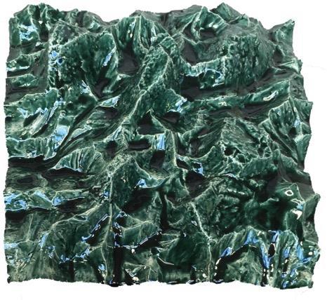 Annick Bosson Die 9 teilige Steinzeug Arbeit 47 03 13.8 N 8 17 47.3 E zeigt eine Fantasie-Landschaft modelliert aus Styropor, Ton und Steinen.